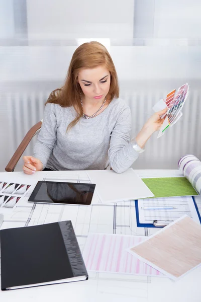 Jovem mulher trabalhando na mesa de escritório — Fotografia de Stock