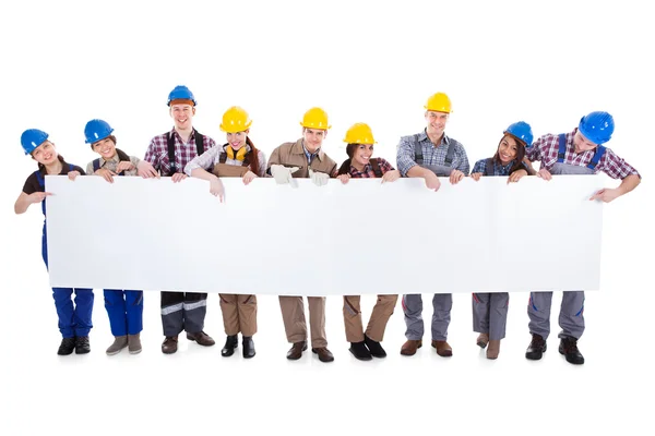 Groep arbeiders en vrouwen met een spandoek — Stockfoto