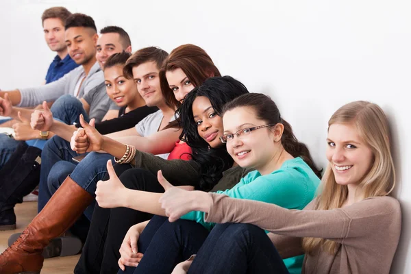 Säker universitetsstuderande som sitter i rad — Stockfoto