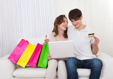 mutlu bir çift kanepe online alışveriş oturan