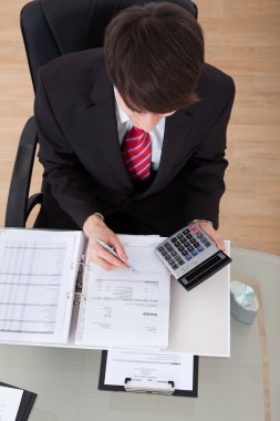 işadamı Finans hesap makinası masa başında kullanarak hesaplama