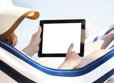 hamakta dijital tablet kullanan kadın
