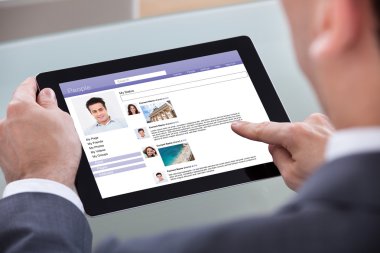 Dijital tablet üzerinde tarama adam Close-Up