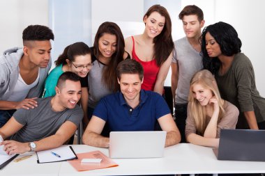 üniversite öğrencilerinin birlikte laptop kullanma