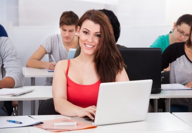 güzel üniversite öğrenci Danışma laptop ile