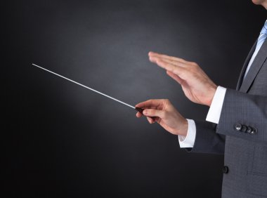 orkestra şefi holding baton