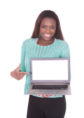 Beyaz arka plan üzerinde dizüstü kullanan kadın