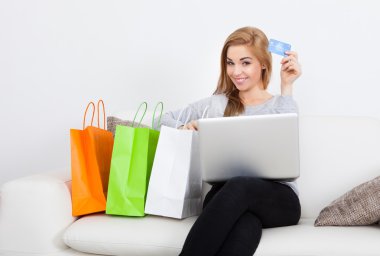 İnternetten alışveriş yapan kadın
