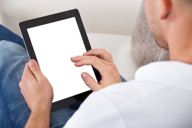 bir tablet PC'de gezinmek için parmaklarını kullanarak adam