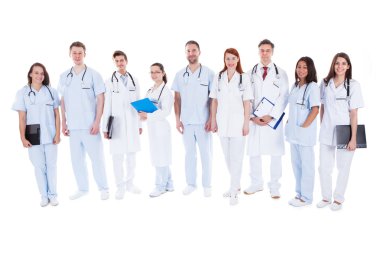 büyük grup üniformalı hemşire ve doktorlar