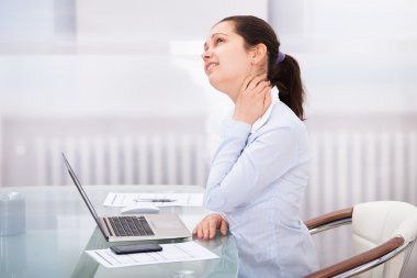 iş kadını neckache sahip