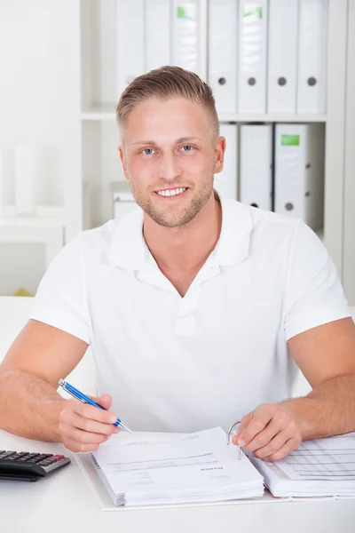 Empresario trabajando en su escritorio en la oficina — Foto de Stock