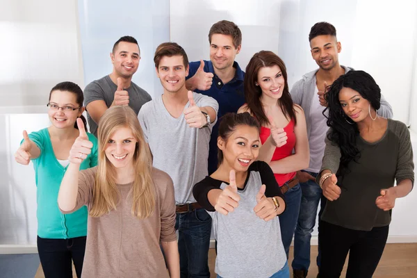 Vertrouwen universiteitsstudenten gebaren duimen omhoog — Stockfoto