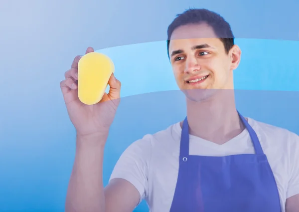 Mannelijke dienstknecht reinigen van glas met spons — Stockfoto