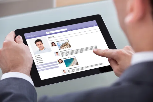 Close-up Of Man Browsing On Digital Tablet — Stock Photo, Image