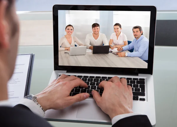 Imagem recortada de empresário usando laptop na mesa — Fotografia de Stock