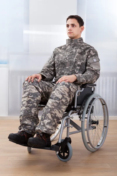 Πατριωτικό στρατιώτης που κάθεται σε αναπηρικό καροτσάκι — Φωτογραφία Αρχείου