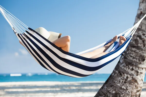 Vrouw in hangmat op strand — Stockfoto