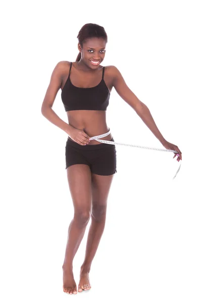 Vrouw in ondergoed meten taille met tape — Stockfoto