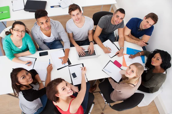 Estudiantes universitarios haciendo estudio en grupo —  Fotos de Stock