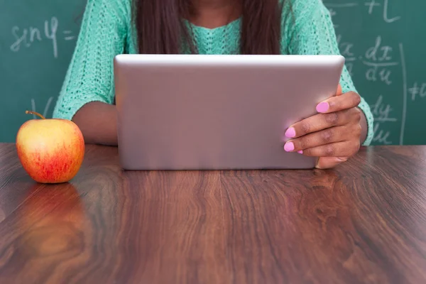 Leraar houden digitale Tablet PC op school Bureau — Stockfoto