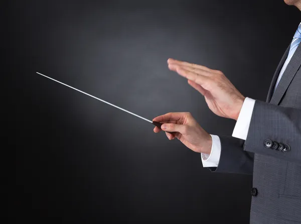Orkest bedrijf dirigeerstok — Stockfoto