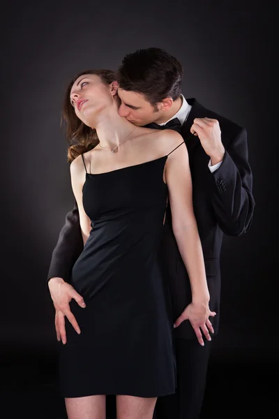Hombre besar mujer en el cuello mientras se quita la correa de vestido —  Fotos de Stock