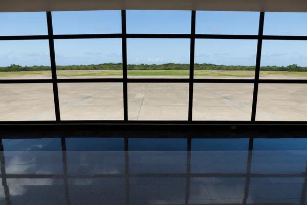 Piste vue par la fenêtre de l'aéroport — Photo