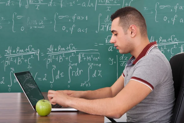 Студент решает математическую проблему на ноутбуке — стоковое фото