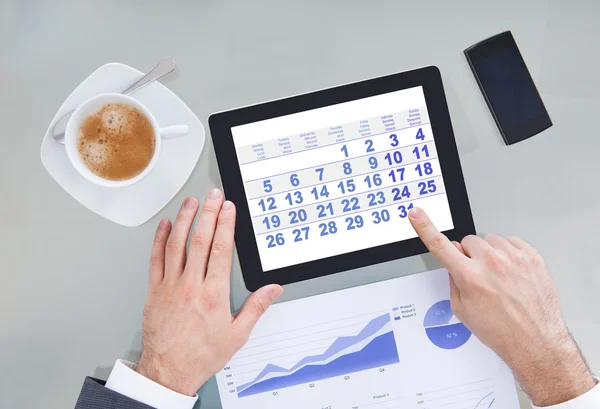 Hand On Digital Tablet Showing Calendar — Stock Photo, Image