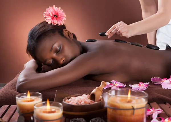 Mujer recibiendo terapia Lastone en el spa — Foto de Stock