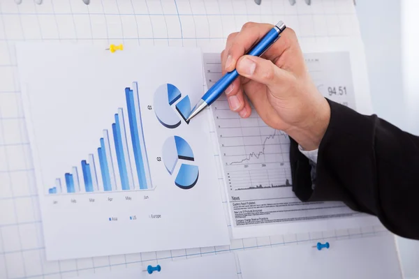 Affärsman analysera diagram med penna — Stockfoto