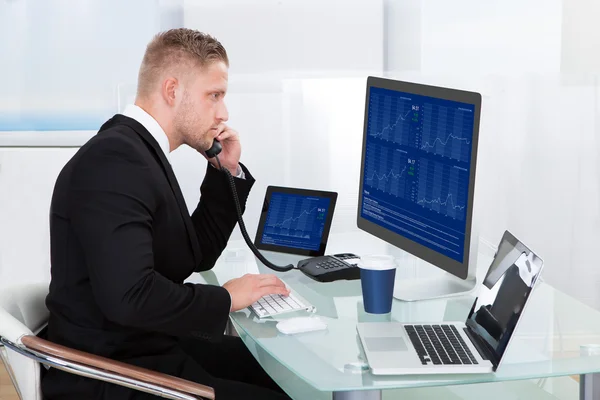 Hardwerkende zakenman achter zijn Bureau — Stockfoto