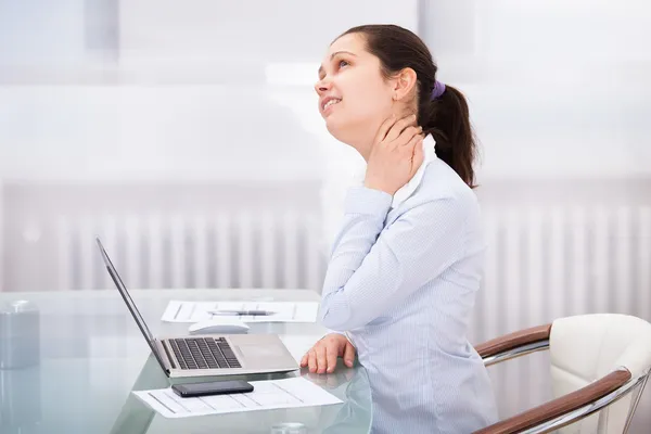 Geschäftsfrau mit Nackenschmerzen — Stockfoto