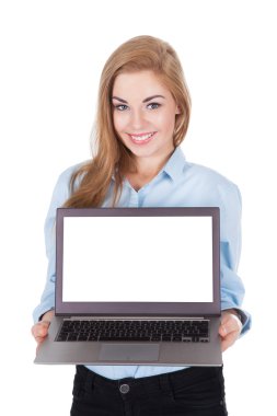 gülümseyen kadın holding laptop