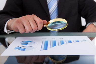 Büyüteç ile çubuk grafik analiz işadamı