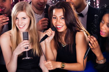 karaoke partisi mikrofonlar içine şarkı arkadaşlar