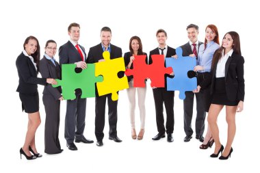puzzle parçaları tutan işadamları grubu