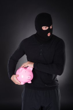 pembe bir kumbara çalan hırsız