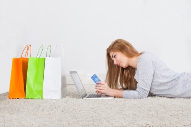 İnternetten alışveriş yapan kadın