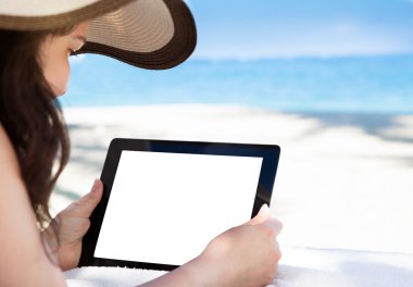 Dijital tablet kumsalda tutan kadın