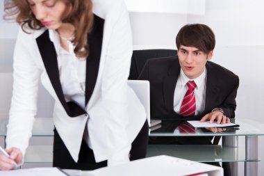 kadının arkasına bakmayı işadamı