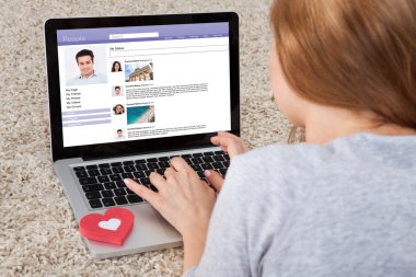 dizüstü bilgisayarda chat yapan kadın