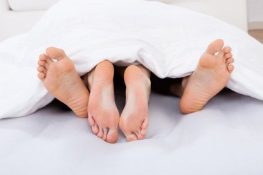 battaniyenin altında samimi bir çift düşük bölümü