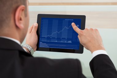 işadamı dijital tablet borsa denetleme