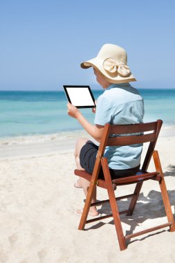 Kumsalda dijital tablet kullanan kadın