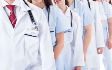 Doktorlar ve hemşireler gülümseyen uzun çizgi