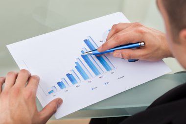 işadamı kalem ile çubuk grafik analiz Resim kırpılmış
