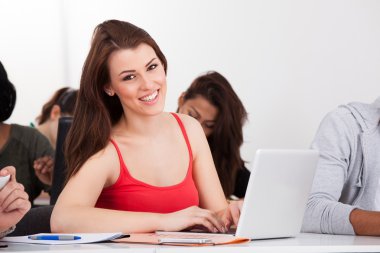 güzel üniversite öğrenci Danışma laptop ile