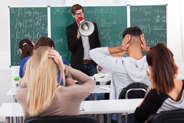 Enseignant criant par mégaphone sur les étudiants — Photo